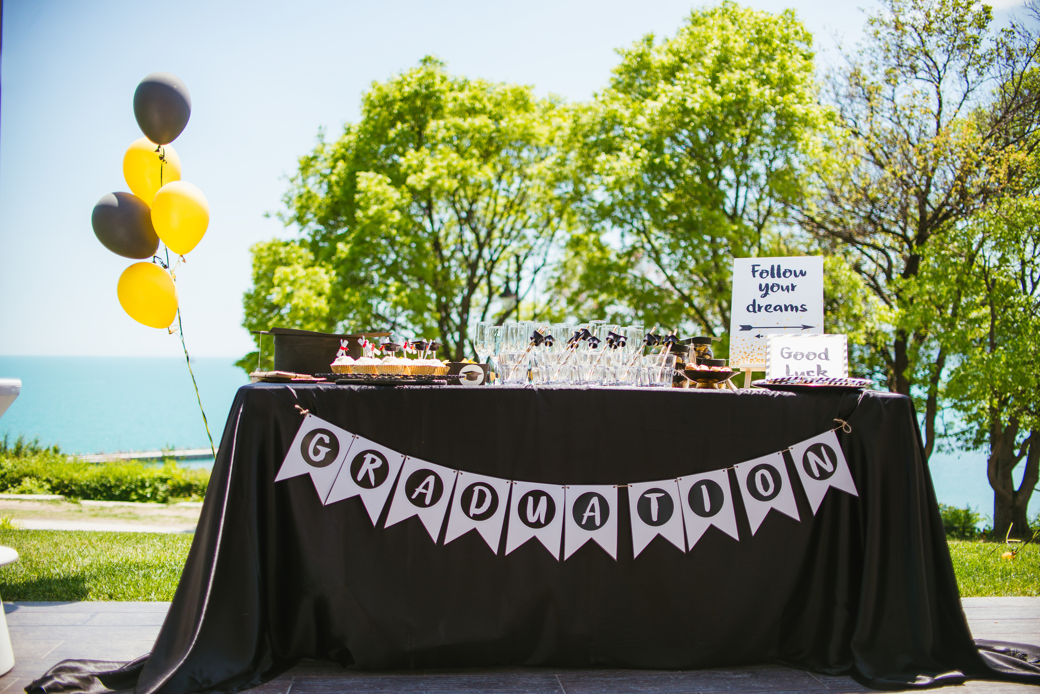 10 Graduation Party Decoration Ideas | Cabaret Party Rental